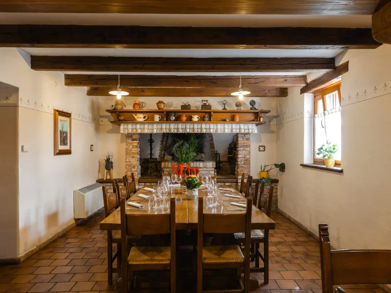 {"sl":"Jedilnica z rustikalnim dekorjem in veliko jedilno mizo, obdano s stoli, osvetljena z naravno svetlobo in vise\u010dimi svetilkami.","en":"","de":"","it":""}